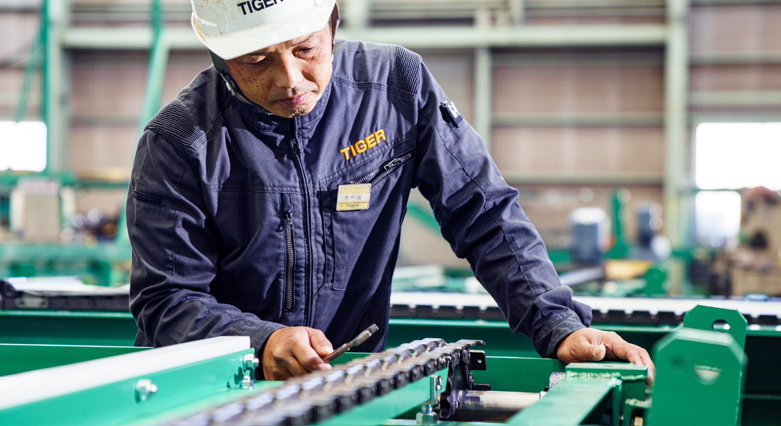 竹井亮　仕事中の様子