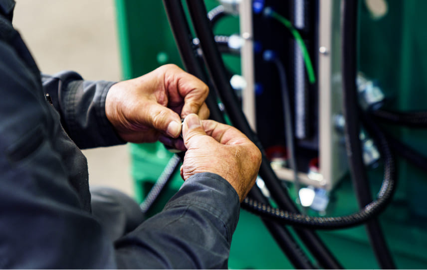 竹井亮　仕事中の様子